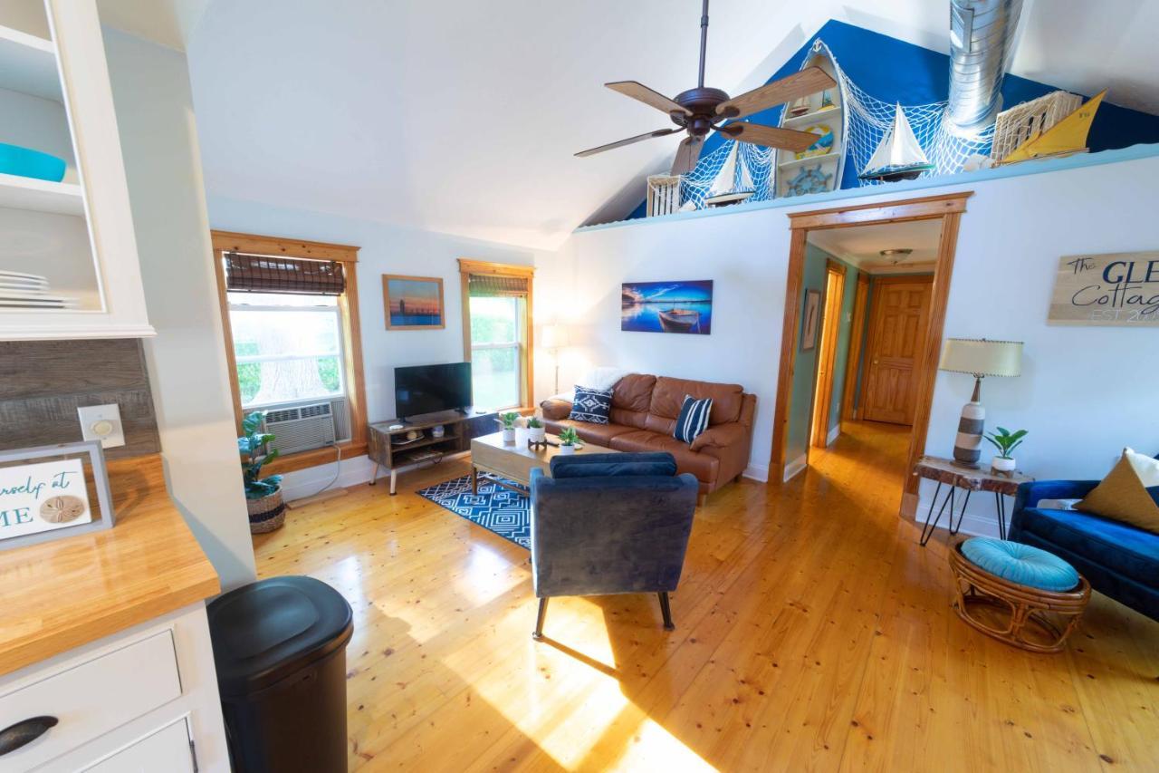 The Charming Glenn Cottage! Walk To Lake Michigan! Fennville エクステリア 写真