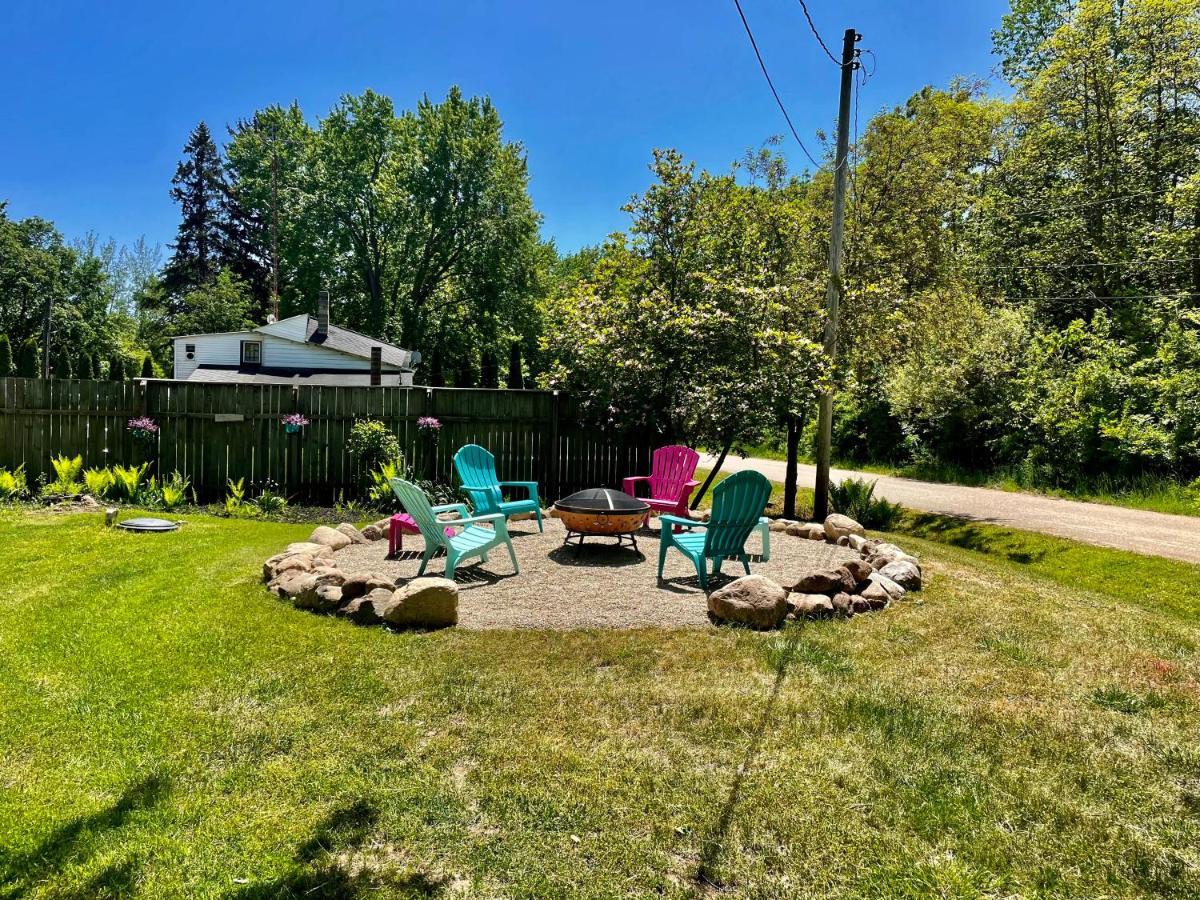 The Charming Glenn Cottage! Walk To Lake Michigan! Fennville エクステリア 写真